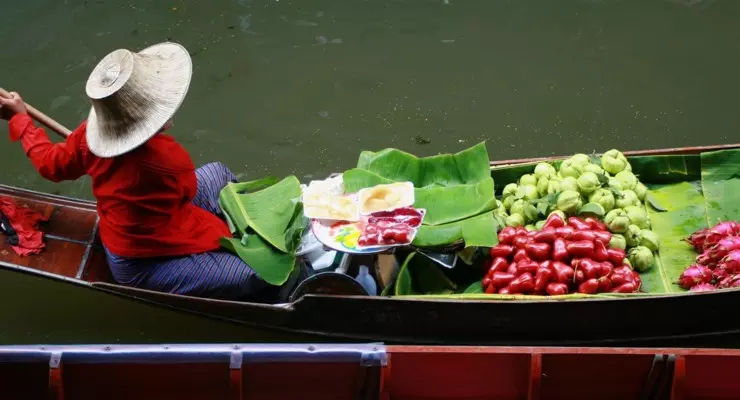 Il mercato galleggiante di Tha Kha