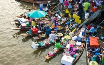 Il mercato galleggiante di Tha Kha